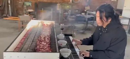 pria ini modifikasi piano untuk membakar sate © 2021 Twitter