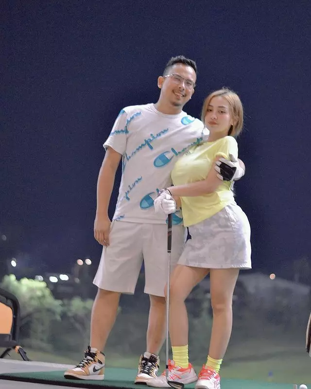 Cupita main golf bareng calon suami © 2021 Instagram