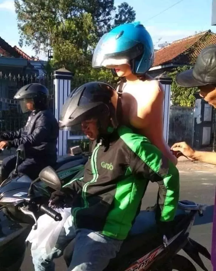 driver ojek online bawa orderan boneka © 2021 instagram.com driver ojek online bawa orderan boneka © 2021 instagram.com