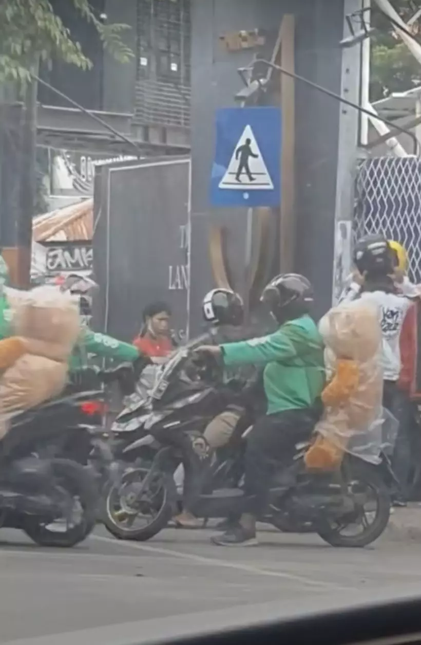 driver ojek online bawa orderan boneka © 2021 instagram.com driver ojek online bawa orderan boneka © 2021 instagram.com