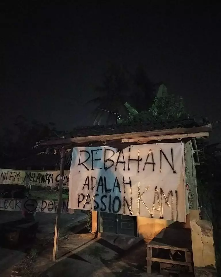 spanduk pemberitahuan dari warga nyeleneh © 2021 instagram.com spanduk pemberitahuan dari warga nyeleneh © 2021 instagram.com