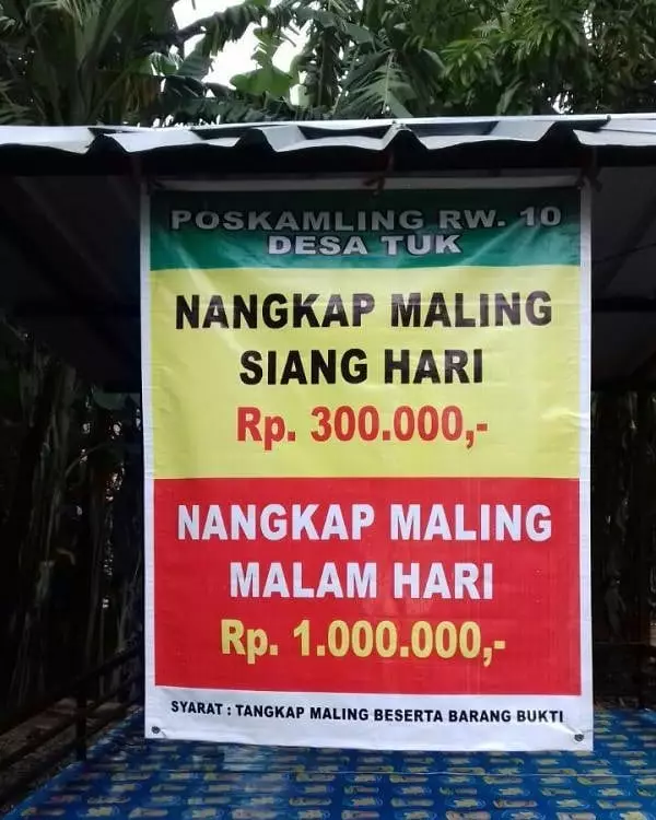 spanduk pemberitahuan dari warga nyeleneh © 2021 instagram.com spanduk pemberitahuan dari warga nyeleneh © 2021 instagram.com