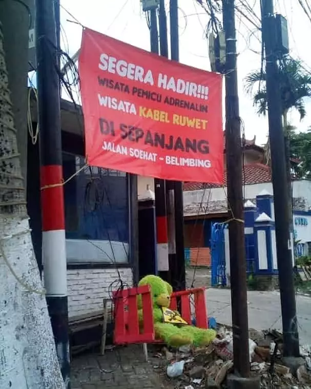 spanduk pemberitahuan dari warga nyeleneh © 2021 instagram.com spanduk pemberitahuan dari warga nyeleneh © 2021 instagram.com