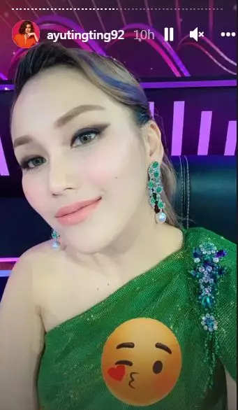 gaya Ayu Ting Ting di AMI Awards 2021 © berbagai sumber gaya Ayu Ting Ting di AMI Awards 2021 © berbagai sumber