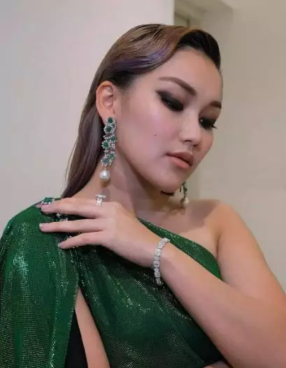 gaya Ayu Ting Ting di AMI Awards 2021 © berbagai sumber gaya Ayu Ting Ting di AMI Awards 2021 © berbagai sumber