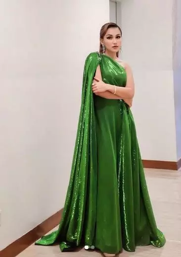 gaya Ayu Ting Ting di AMI Awards 2021 © berbagai sumber gaya Ayu Ting Ting di AMI Awards 2021 © berbagai sumber
