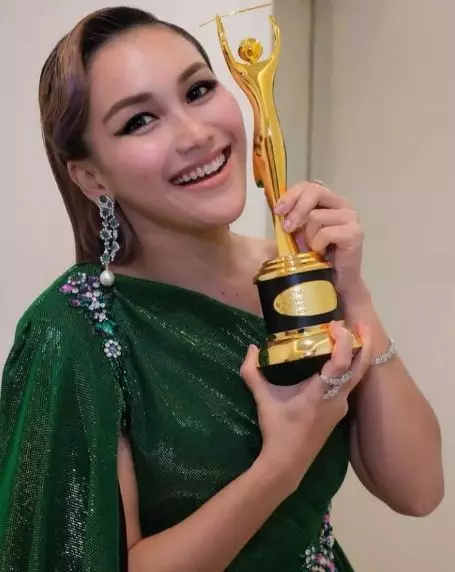 gaya Ayu Ting Ting di AMI Awards 2021 © berbagai sumber gaya Ayu Ting Ting di AMI Awards 2021 © berbagai sumber