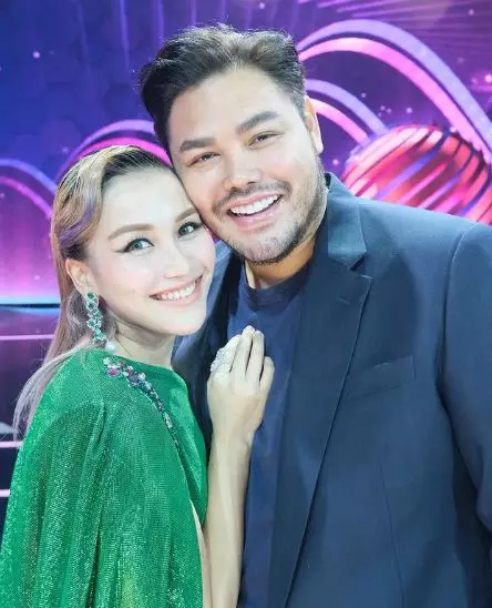 gaya Ayu Ting Ting di AMI Awards 2021 © berbagai sumber gaya Ayu Ting Ting di AMI Awards 2021 © berbagai sumber