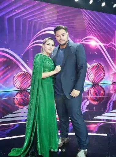 gaya Ayu Ting Ting di AMI Awards 2021 © berbagai sumber gaya Ayu Ting Ting di AMI Awards 2021 © berbagai sumber