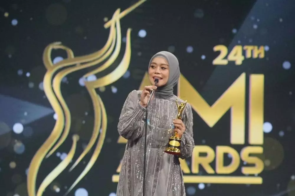 gaya lesty kejora di ami awards © instagram gaya lesty kejora di ami awards © instagram