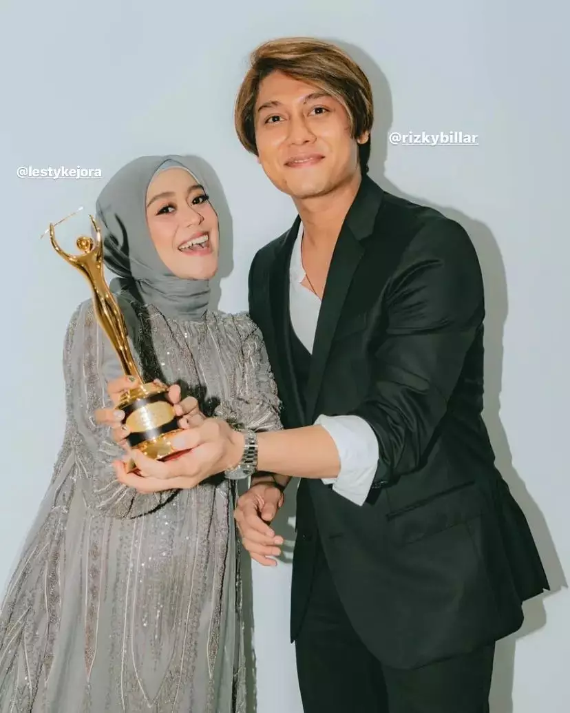 gaya lesty kejora di ami awards © instagram gaya lesty kejora di ami awards © instagram