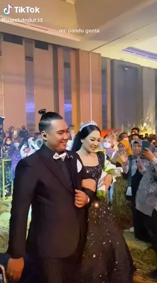 Pernikahan penggemar EXO ini usung konspe konser © 2021 TikTok