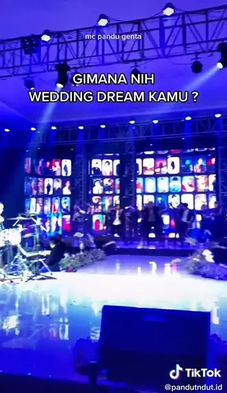 Pernikahan penggemar EXO ini usung konspe konser © 2021 TikTok