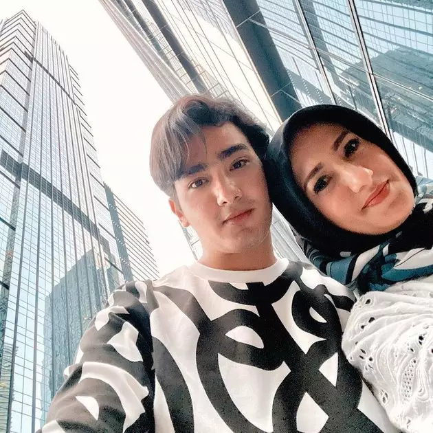 Potret Mahdy Reza bereng ibu Instagram