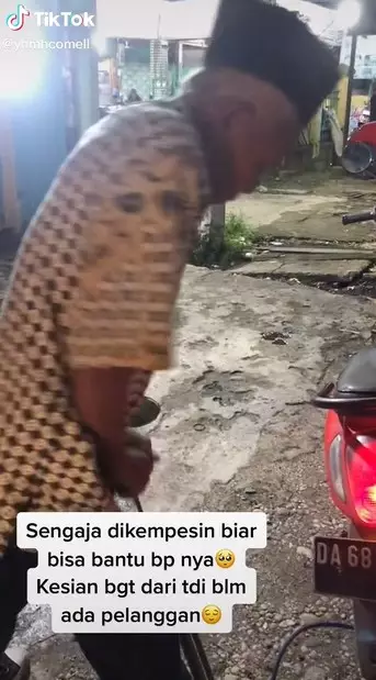 Demi melarisi kakek tukang pompa © 2021 TikTok Demi melarisi kakek tukang pompa © 2021 TikTok