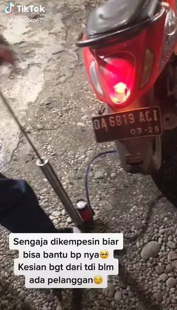 Demi melarisi kakek tukang pompa © 2021 TikTok Demi melarisi kakek tukang pompa © 2021 TikTok