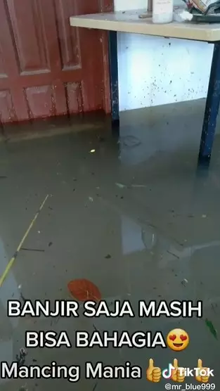 rumah kebanjiran pria ini asik mancing © 2021 TikTok rumah kebanjiran pria ini asik mancing © 2021 TikTok
