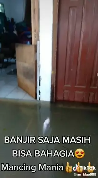rumah kebanjiran pria ini asik mancing © 2021 TikTok rumah kebanjiran pria ini asik mancing © 2021 TikTok