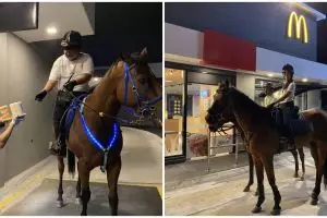 Viral aksi orang antre drive thru pakai kuda, antimainstream