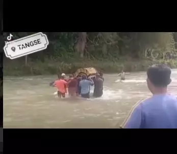 warga di Aceh sebrangi arus deras sungai angkat jenazah © 2021 Instagram warga di Aceh sebrangi arus deras sungai angkat jenazah © 2021 Instagram