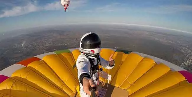 rekor dunia berdiri di balon udara © 2021 brilio.net