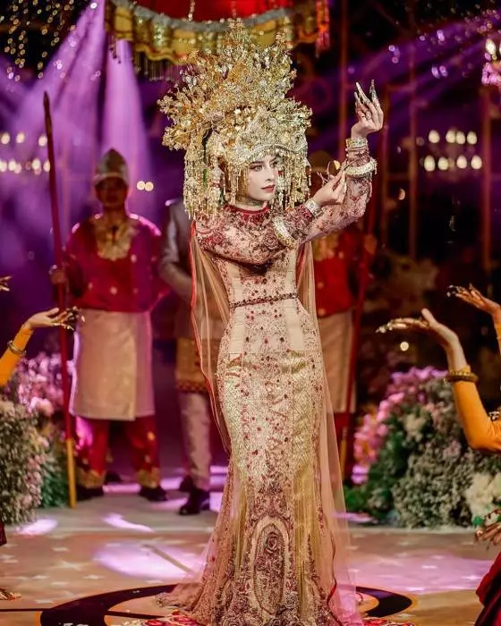 gaya seleb pakai baju Palembang saat nikah © berbagai sumber