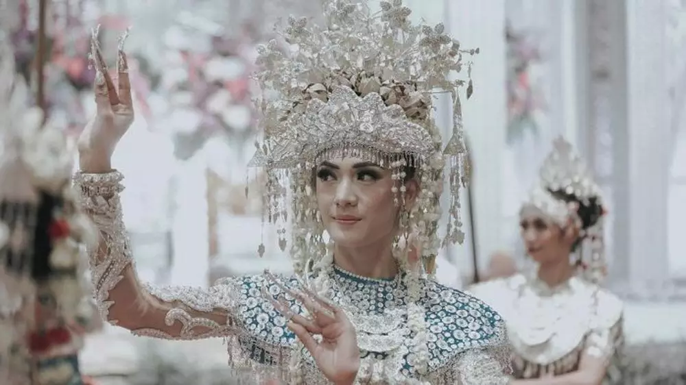 gaya seleb pakai baju Palembang saat nikah © berbagai sumber
