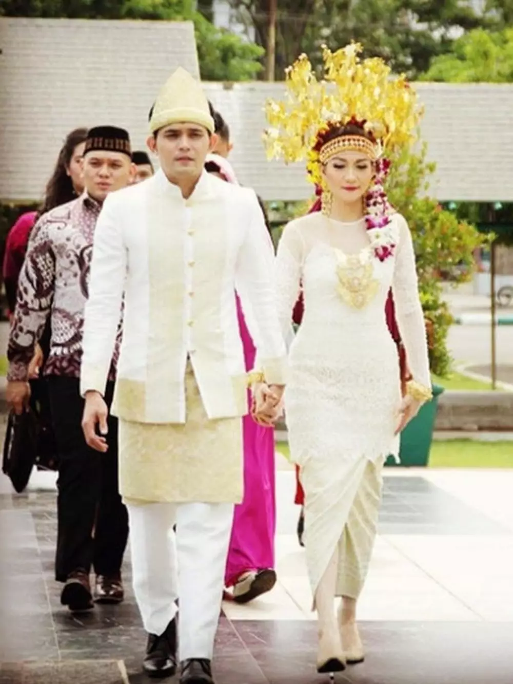 gaya seleb pakai baju Palembang saat nikah © berbagai sumber