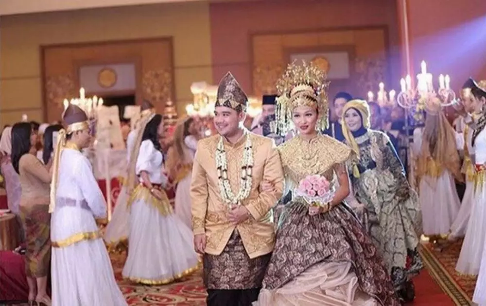 gaya seleb pakai baju Palembang saat nikah © berbagai sumber