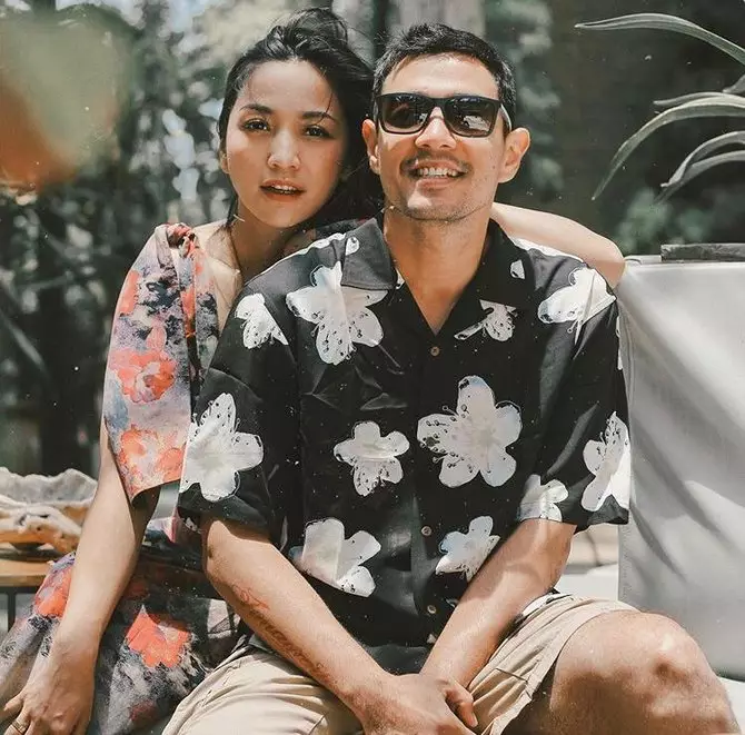 Seleb temukan pasangan lewat media sosial Berbagai sumber  Seleb temukan pasangan lewat media sosial Berbagai sumber