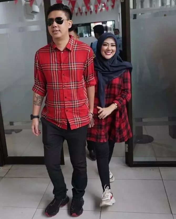 Seleb temukan pasangan lewat media sosial Berbagai sumber  Seleb temukan pasangan lewat media sosial Berbagai sumber