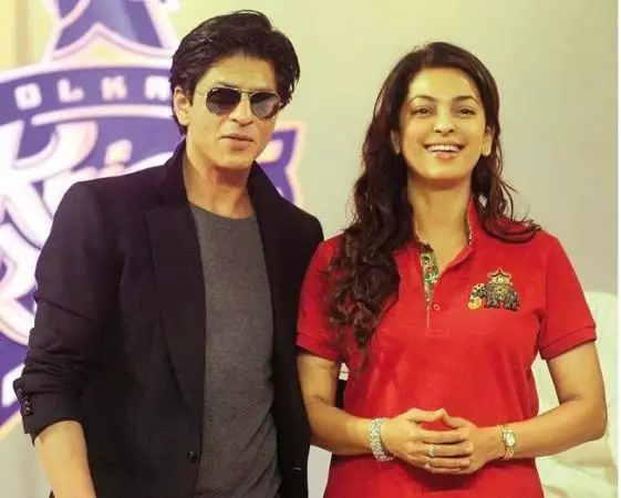 potret Shah Rukh Khan dan Juhi Chawla © berbagai sumber