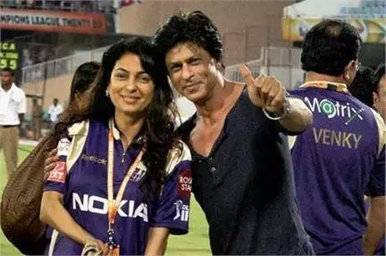 potret Shah Rukh Khan dan Juhi Chawla © berbagai sumber