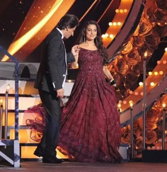 potret Shah Rukh Khan dan Juhi Chawla © berbagai sumber