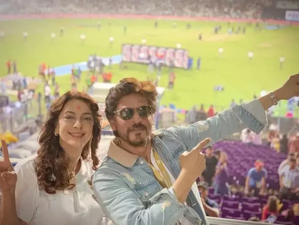 potret Shah Rukh Khan dan Juhi Chawla © berbagai sumber