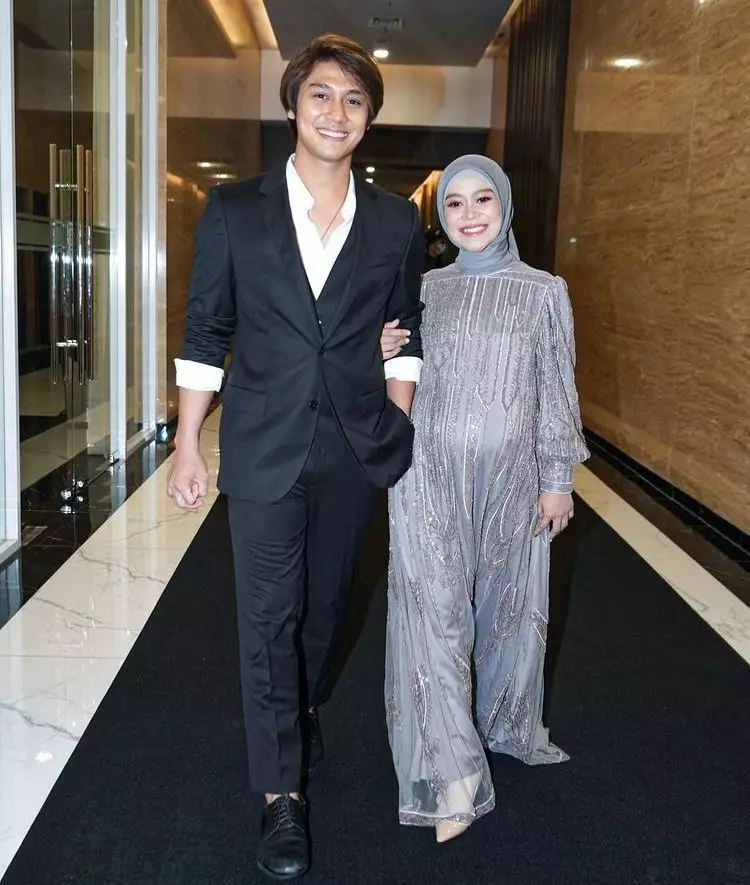 Gaya Lesty Kejora di berbagai acara penghargaan © berbagai sumber Gaya Lesty Kejora di berbagai acara penghargaan © berbagai sumber