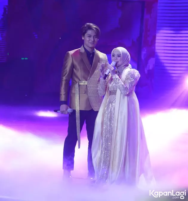 Gaya Lesty Kejora di berbagai acara penghargaan © berbagai sumber Gaya Lesty Kejora di berbagai acara penghargaan © berbagai sumber