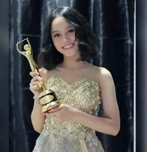 Gaya Lesty Kejora di berbagai acara penghargaan © berbagai sumber Gaya Lesty Kejora di berbagai acara penghargaan © berbagai sumber