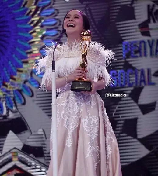 Gaya Lesty Kejora di berbagai acara penghargaan © berbagai sumber Gaya Lesty Kejora di berbagai acara penghargaan © berbagai sumber