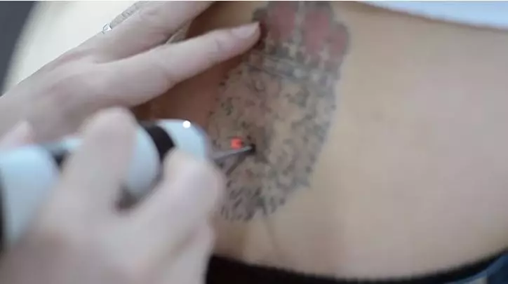 momen cupi cupita hapus tato di tubuh © YouTube