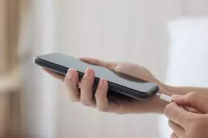 5 Cara maksimalkan masa pakai baterai HP, jangan asal nge-charge