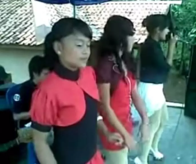 potret lawas Lesty nyanyi di hajatan kampung © 2021 brilio.net potret lawas Lesty nyanyi di hajatan kampung © 2021 brilio.net