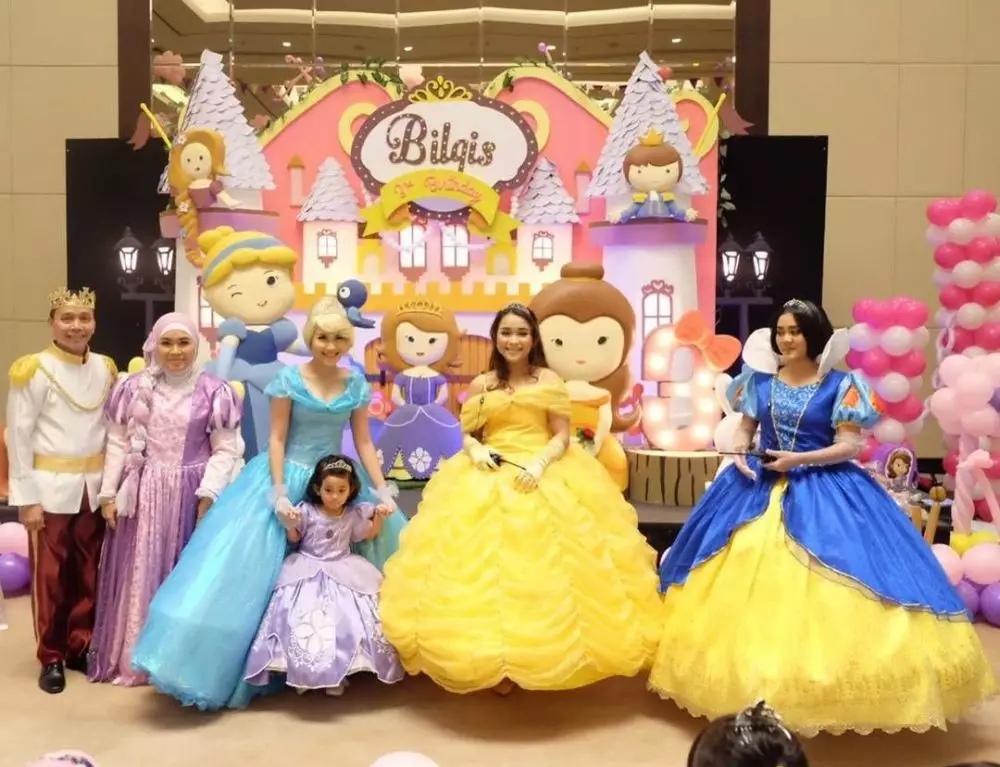 Dekorasi ultah anak seleb bertema Disney © berbagai sumber