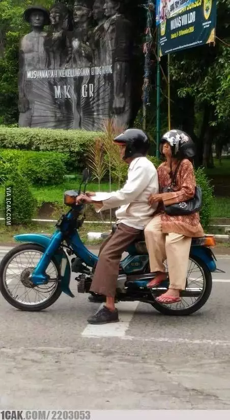 emak kalau pakai helm terbalik bikin ketawa © 2021 berbagai sumber emak kalau pakai helm terbalik bikin ketawa © 2021 berbagai sumber