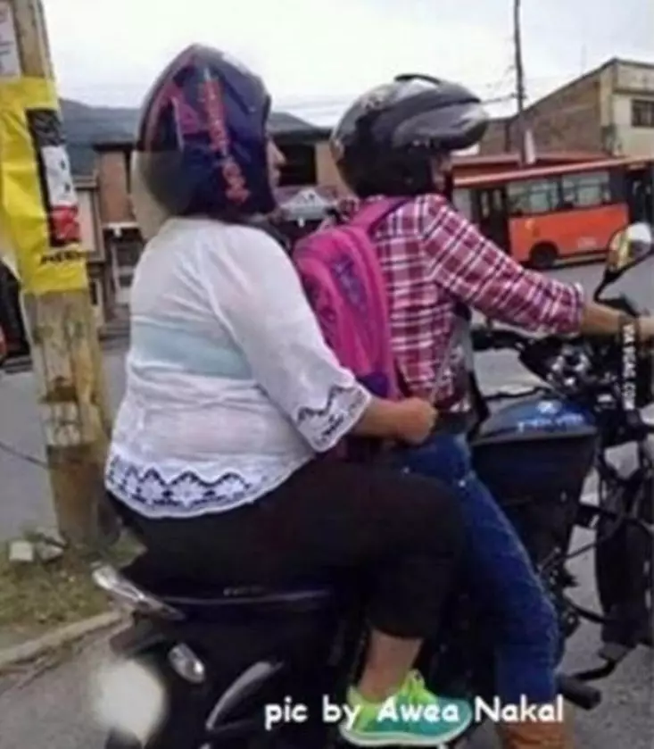 emak kalau pakai helm terbalik bikin ketawa © 2021 berbagai sumber emak kalau pakai helm terbalik bikin ketawa © 2021 berbagai sumber