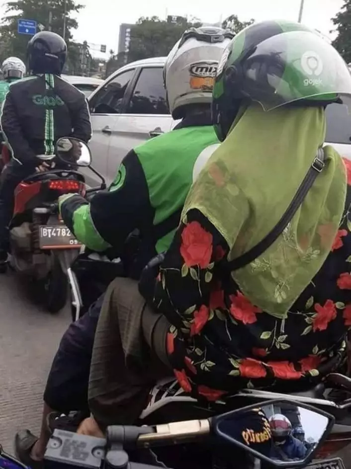 emak kalau pakai helm terbalik bikin ketawa © 2021 berbagai sumber emak kalau pakai helm terbalik bikin ketawa © 2021 berbagai sumber