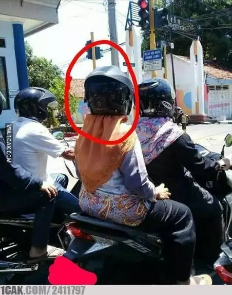 emak kalau pakai helm terbalik bikin ketawa © 2021 berbagai sumber emak kalau pakai helm terbalik bikin ketawa © 2021 berbagai sumber