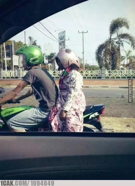 emak kalau pakai helm terbalik bikin ketawa © 2021 berbagai sumber emak kalau pakai helm terbalik bikin ketawa © 2021 berbagai sumber