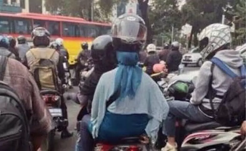 emak kalau pakai helm terbalik bikin ketawa © 2021 berbagai sumber emak kalau pakai helm terbalik bikin ketawa © 2021 berbagai sumber