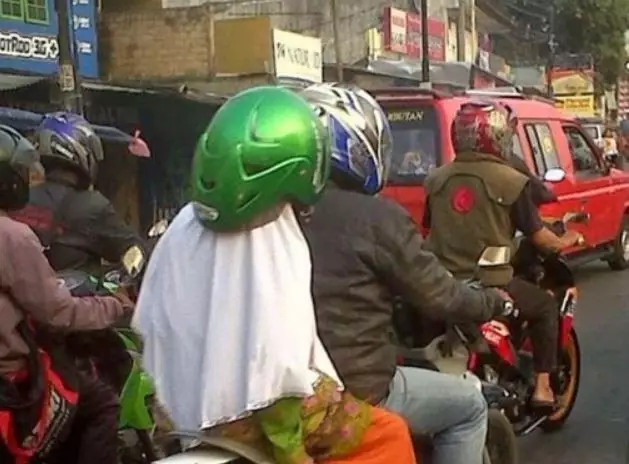 emak kalau pakai helm terbalik bikin ketawa © 2021 berbagai sumber emak kalau pakai helm terbalik bikin ketawa © 2021 berbagai sumber